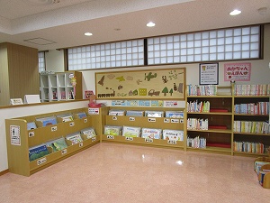 1階児童コーナーねころび台紙芝居書架