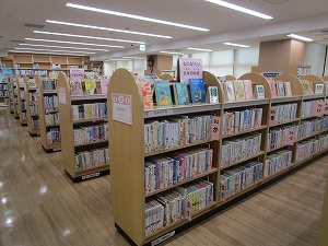 1階児童フロア書架