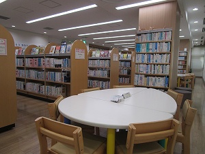 1階児童用閲覧テーブル